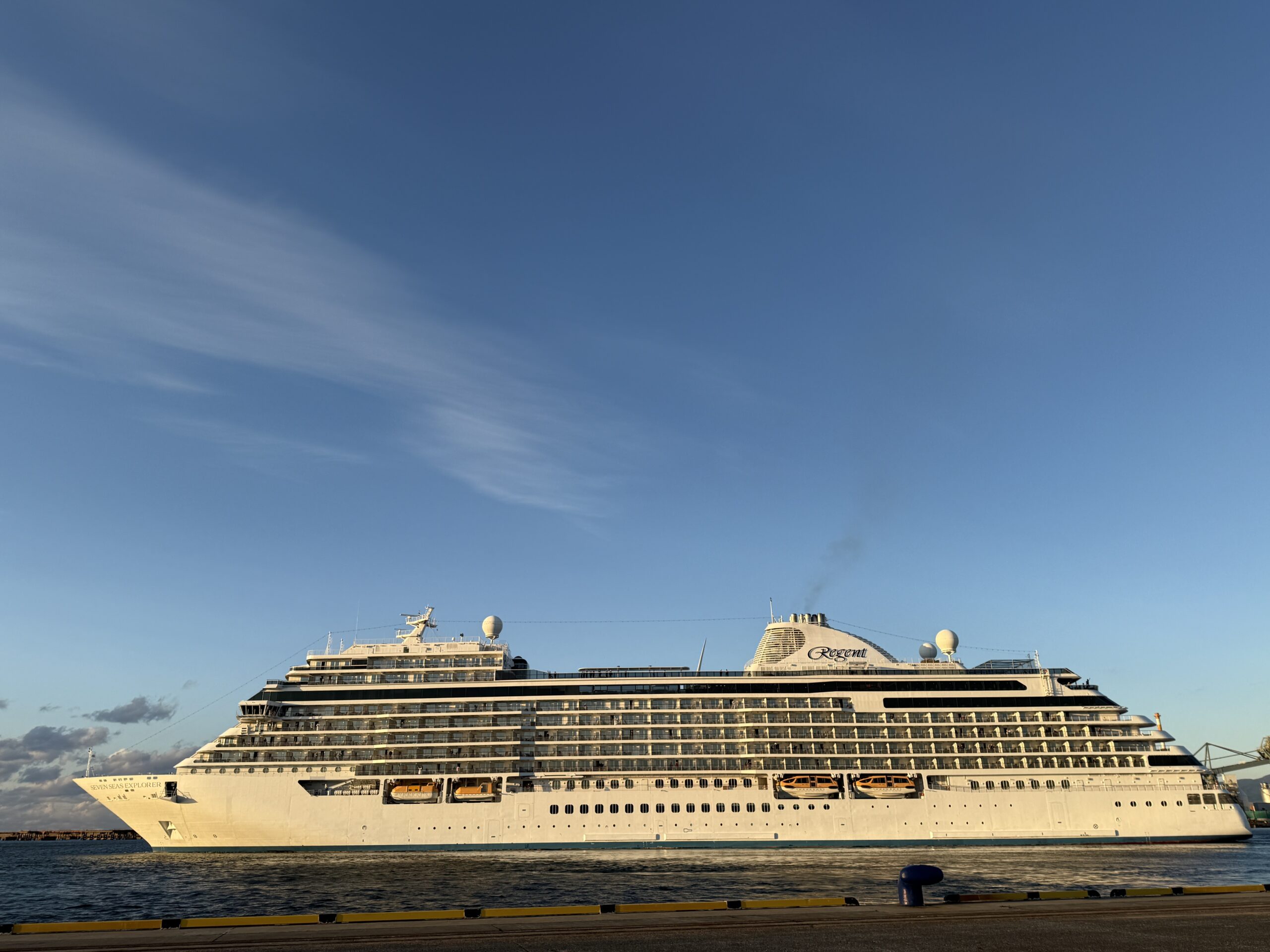 酒田北港クルーズ船セブンシーズ・エクスプローラー寄港