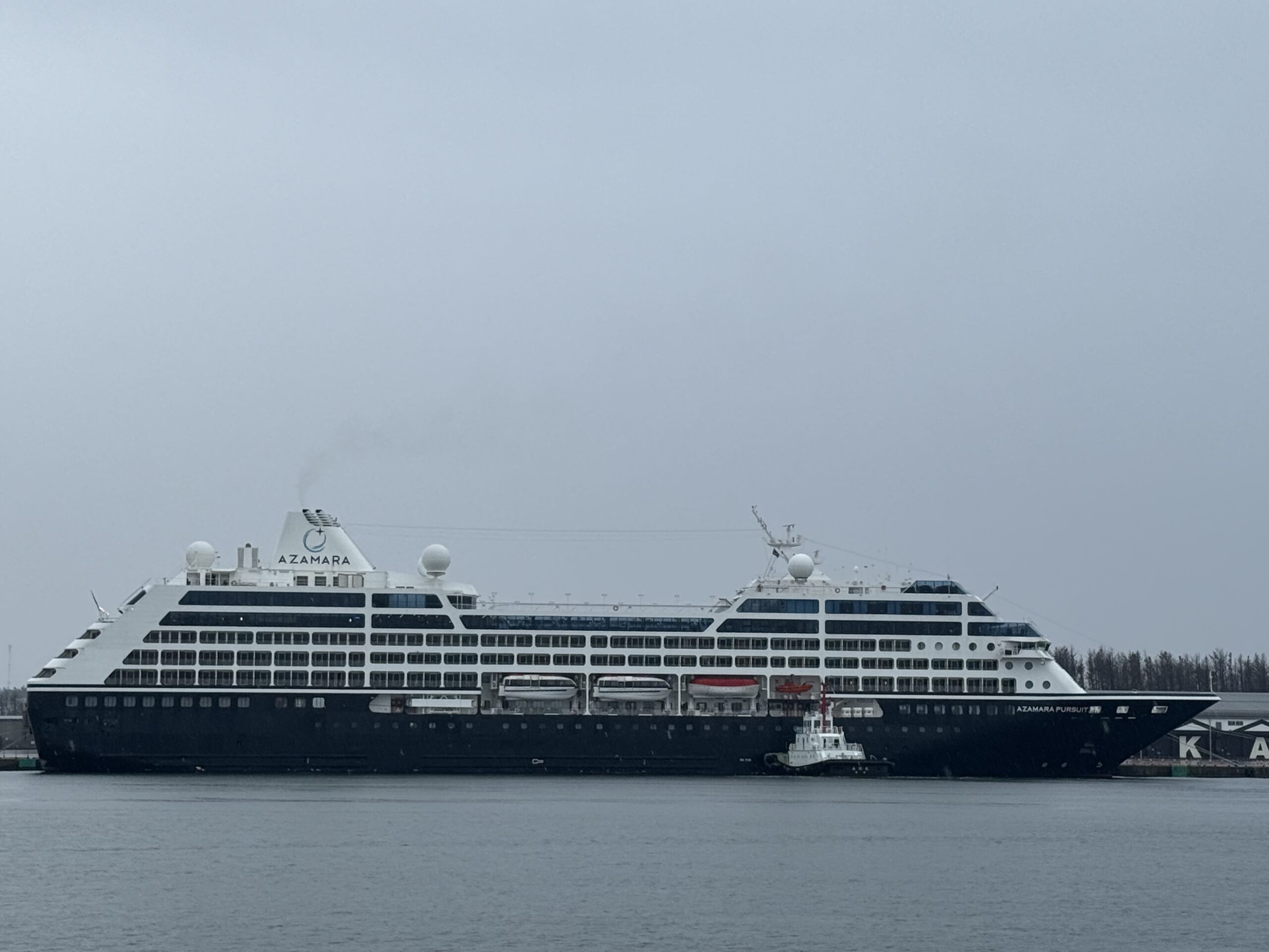 酒田北港古湊ふ頭にクルーズ船アザマラ・パシュート初寄港