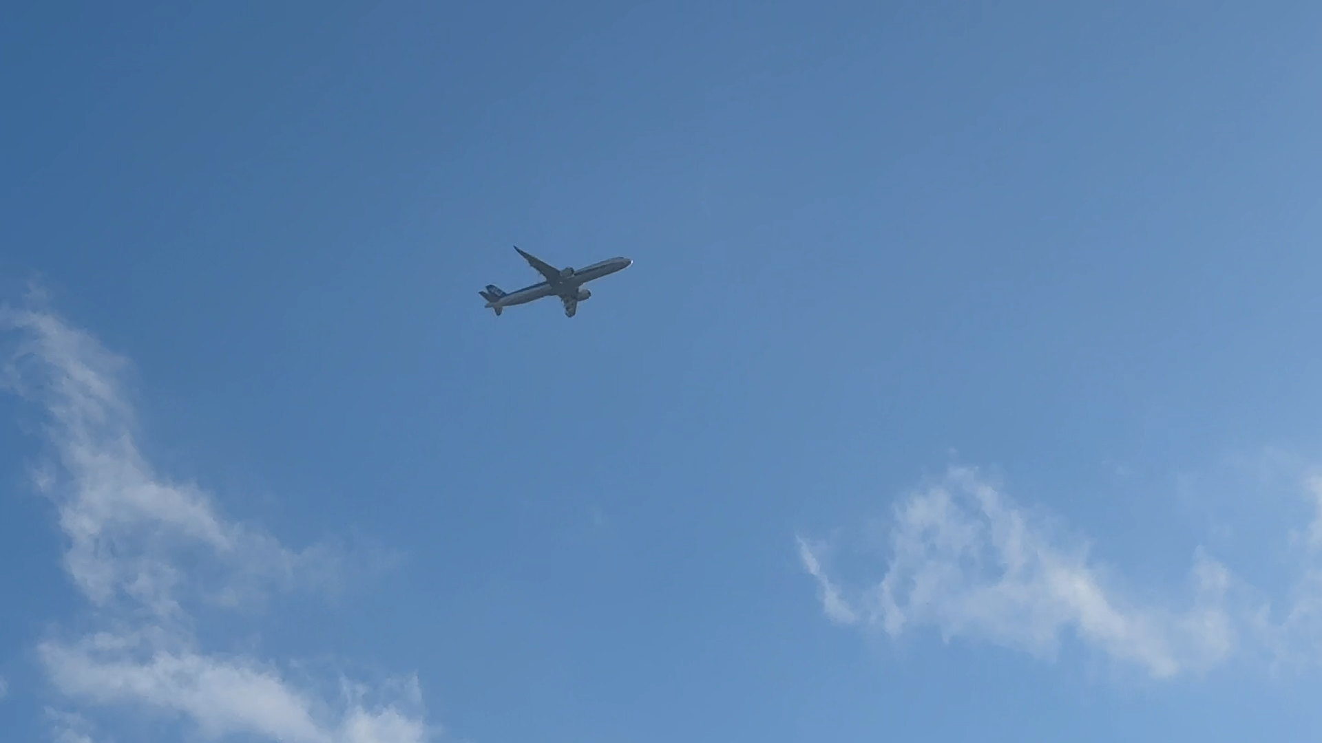 おいしい庄内空港へ向かって飛んで行く飛行機
