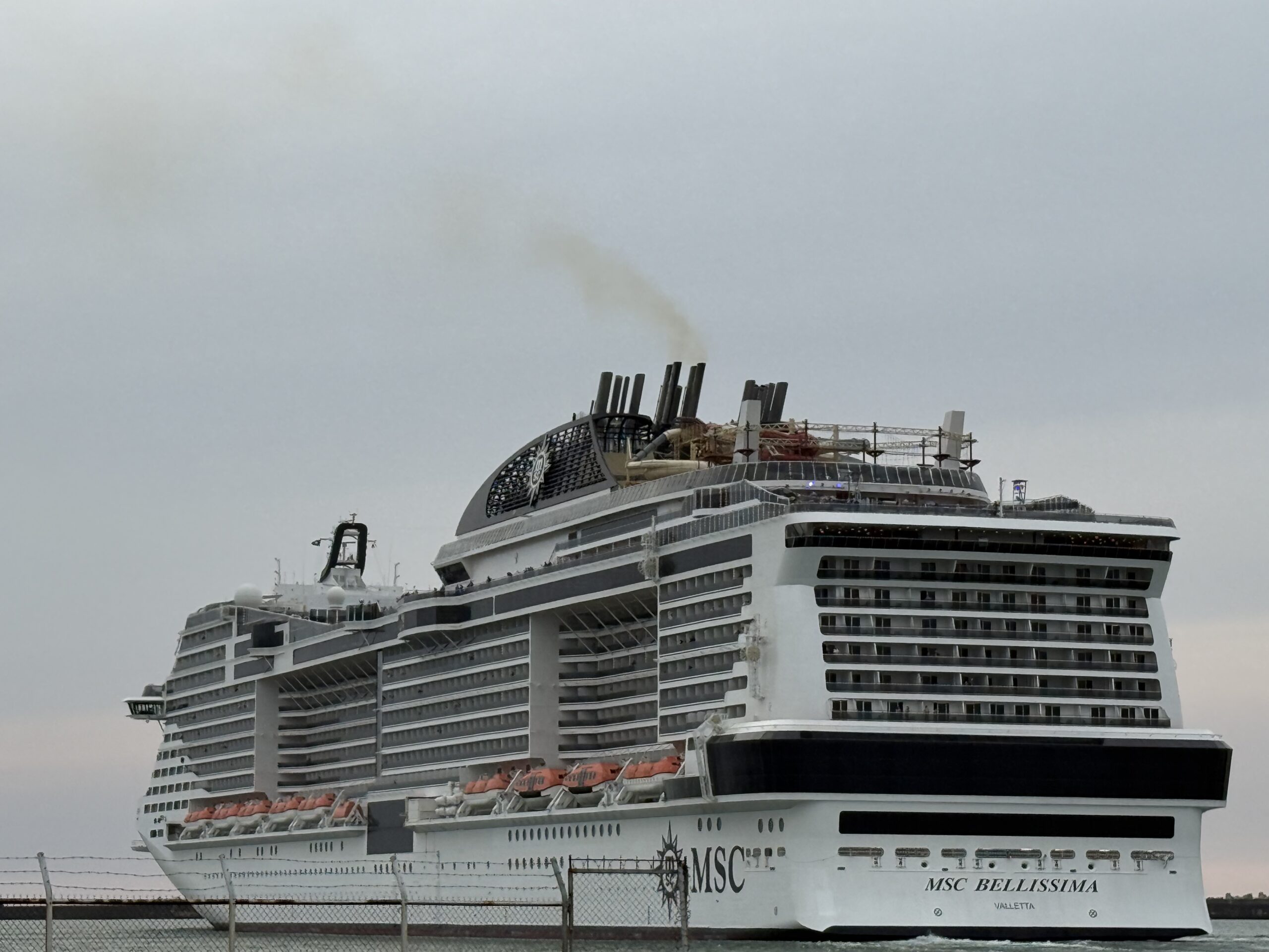 酒田北港古湊ふ頭にクルーズ船MSCべリッシマ寄港